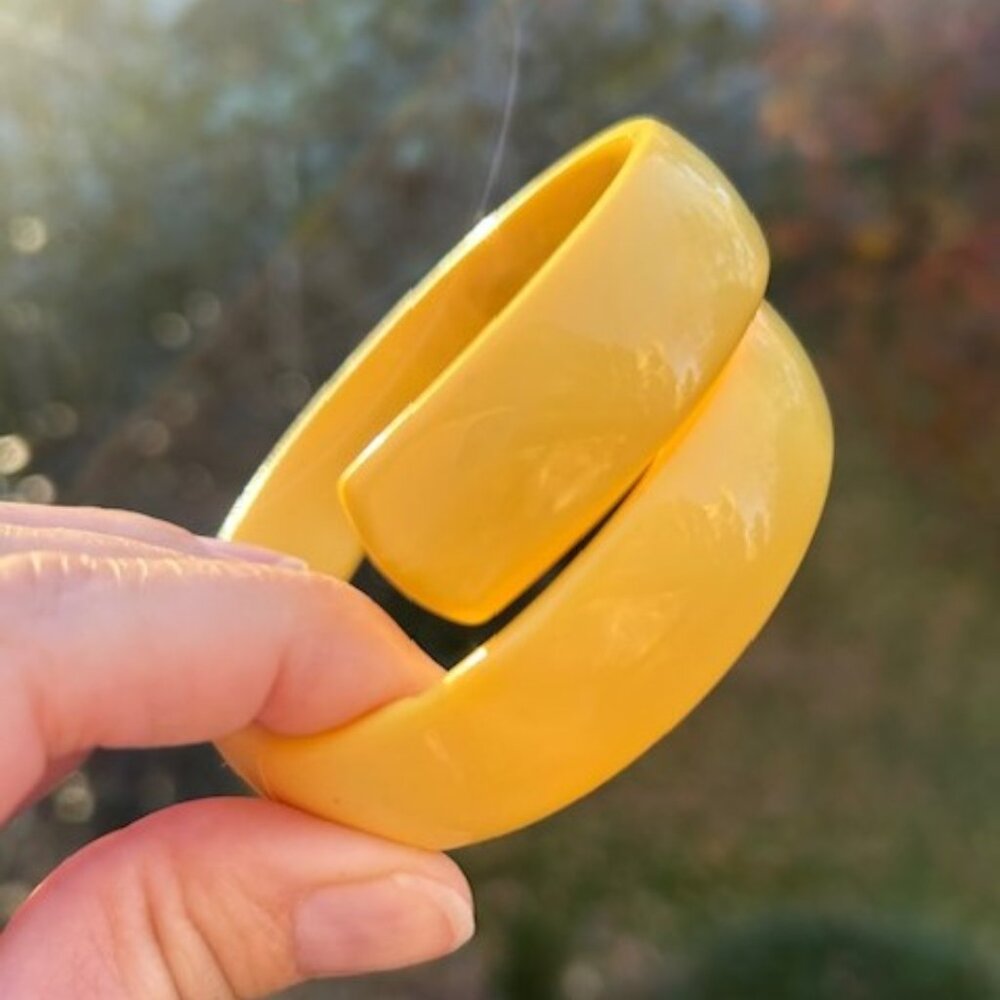 YELLOW LUCITE Wrap Vintage Bangle BRACELET - Picture 5 of 8